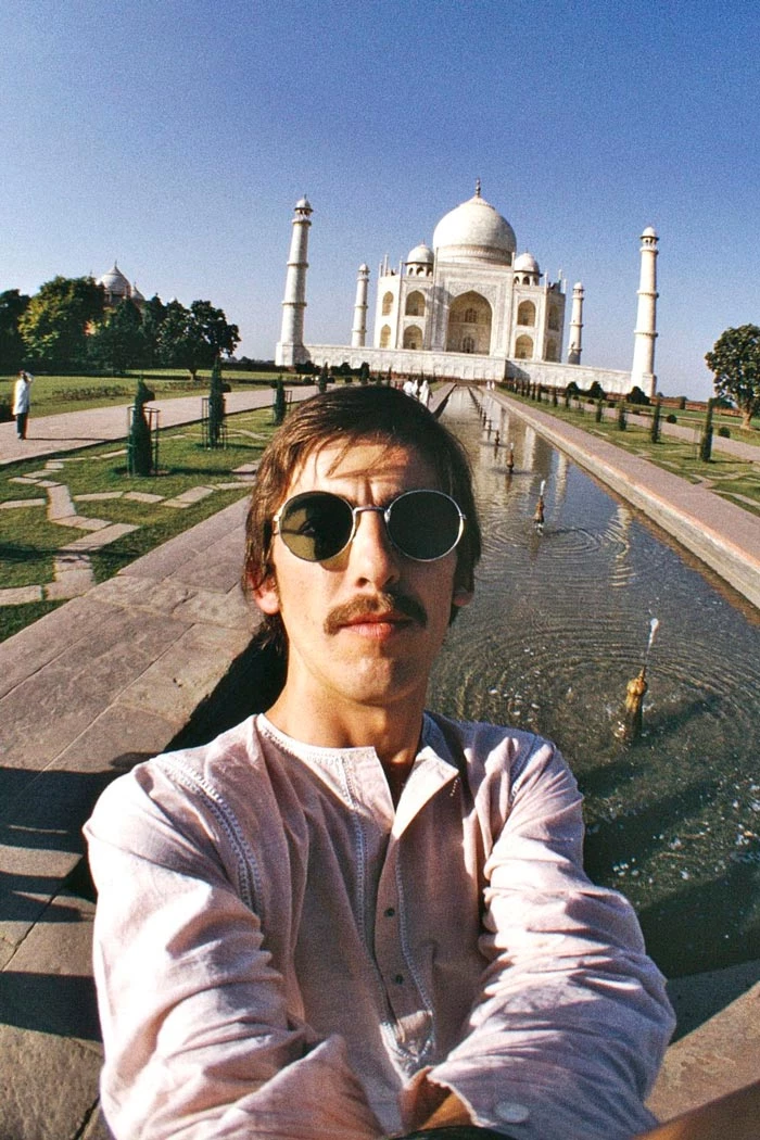 George Harrison desde el Taj Mahal